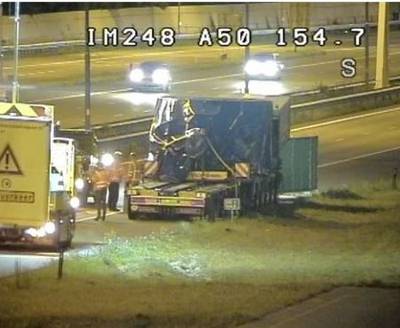 A50 bij Valburg uren dicht voor bergen vrachtwagen