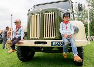 Demonstratie met oude trekkers en andere landbouwvoertuigen in Nieuwerkerk