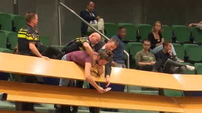 Klimaatdemonstranten verstoren vergadering Tweede Kamer