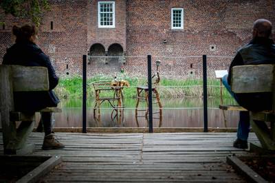 Coronakunst in Hernen: café in het water is onbereikbaar