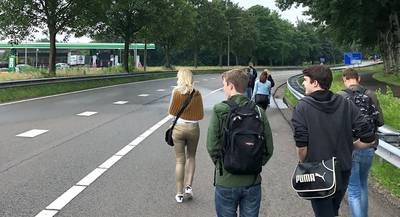 Passagiers midden op A16 uit de bus gezet, gestrande reiziger krijgt boete