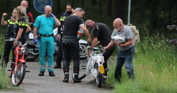 Twee gewonden bij botsing met brommerbestuurder en motorrijders in Reek