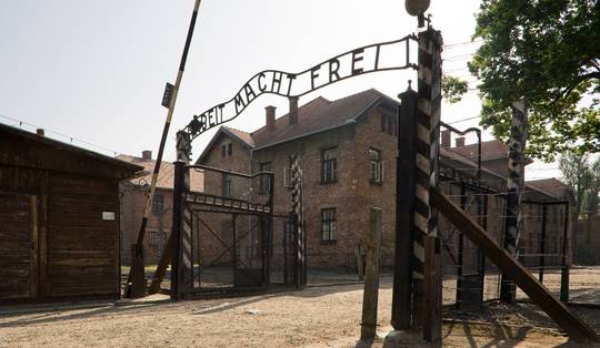 ‘Een stortvloed aan beelden’: AI vervalst de geschiedenis van Auschwitz en zaait twijfel bij Holocaust-ontkenners