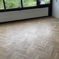 Zó leg je zelf een houten visgraatvloer
