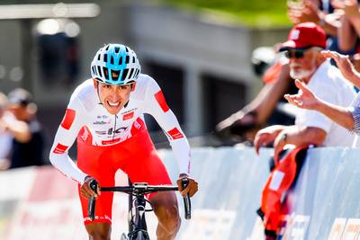 Roglic houdt stand in het geel, Bernal wint klimtijdrit