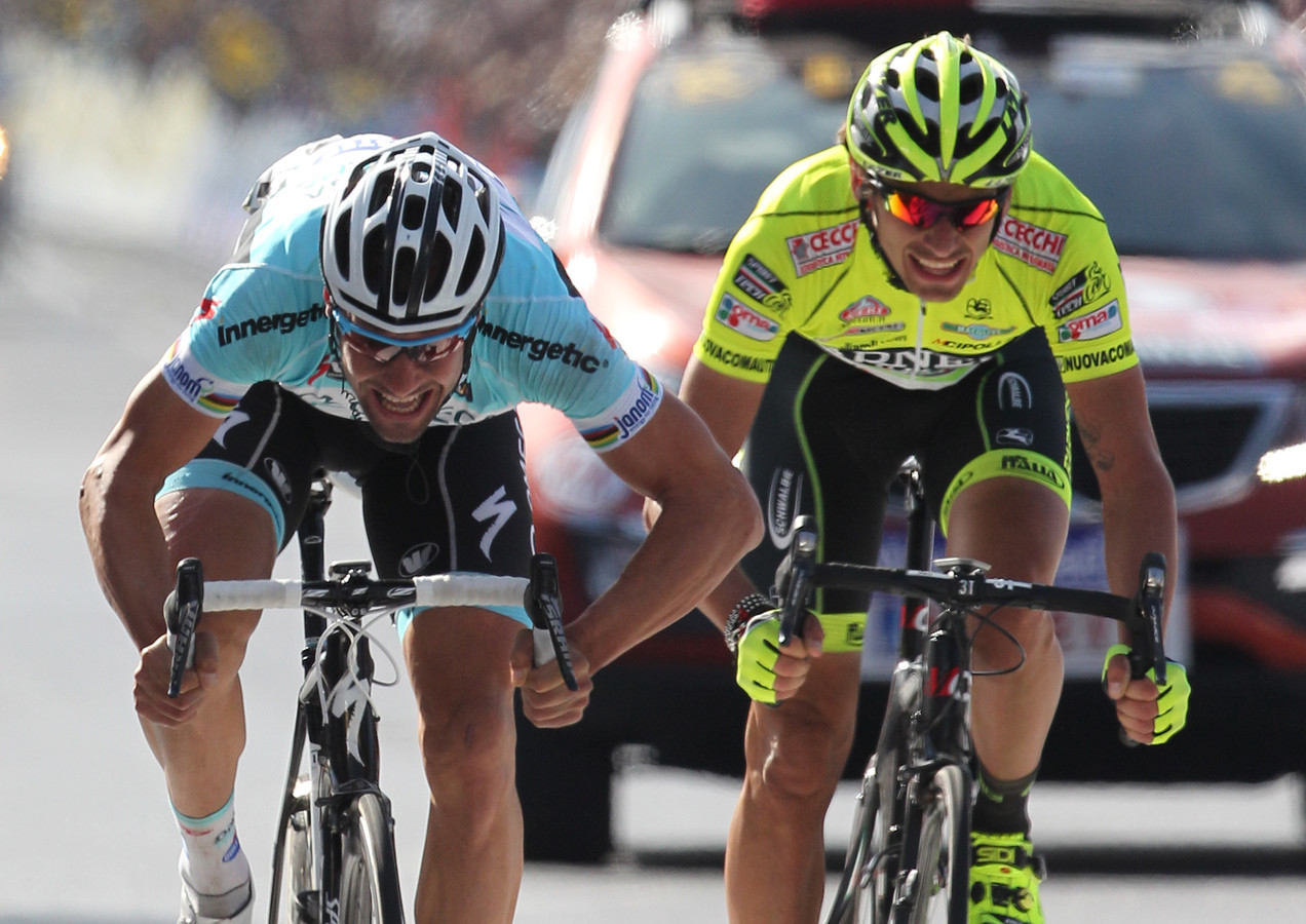 Filippo Pozzato met polsbreuk uit de Giro Foto destentor.nl