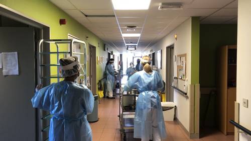 Onze reporter loopt mee op de Covid-19-afdeling van ‘s lands grootste woonzorgcentrum
