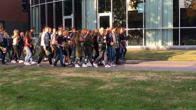 Klasgenoten leggen bloemen bij school Savannah