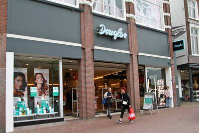 Douglas past kledingbeleid aan na ophef over 'verbannen' medewerkster