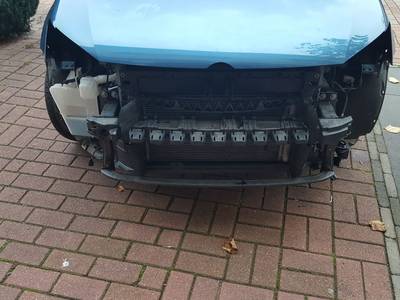 Heleen rijdt weg terwijl volledige voorkant van auto is gestript