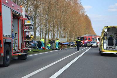 Twee auto's botsen frontaal op N15 bij Bemmel: weg dicht in beide richtingen