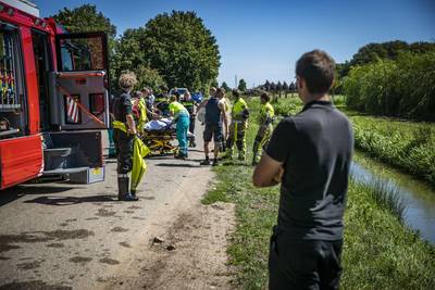 Bejaarde vrouw maakt misstap en valt in sloot bij Opheusden, omstanders schieten te hulp