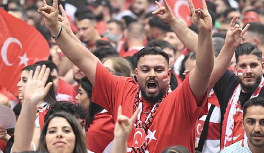 Berlijnse politie legt Turkse voetbalmars stil nadat supporters ‘wolvengroet’ brengen