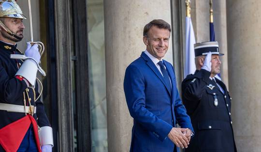 ‘Macron misbruikt zijn macht om een linkse regering tegen te houden’: nog geen nieuwe regering in zicht in Frankrijk