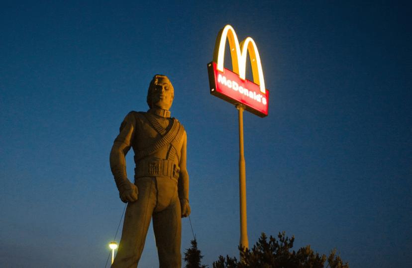 Michael Jackson-fans gaan protesteren bij McDonald’s na verwijderen standbeeld