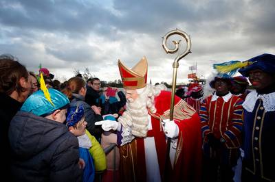 Sinterklaas komt in Rhenen in het donker aan