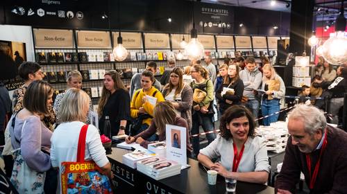 Uitgevers twijfelen aan Boekenbeurs: “Een dansje met de K3-meisjes, zie jij dat gebeuren?”