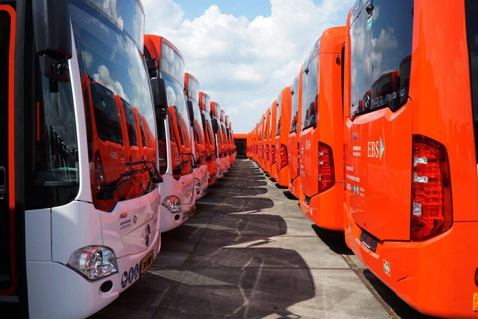 De bussen van de nieuwe streekvervoerder EBS staan klaar om vanaf volgende week door de regio te gaan rijden.