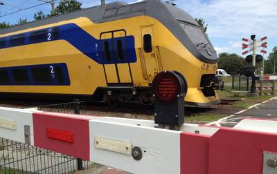 ‘Boomduiker’ bijna geraakt door voorbijrazende trein, ProRail doet aangifte: ‘Dit is onverantwoord’