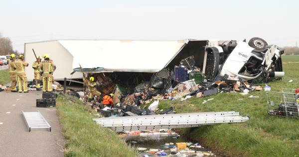 Vrachtwagenchauffeur uit Lelystad komt om bij ongeval.
