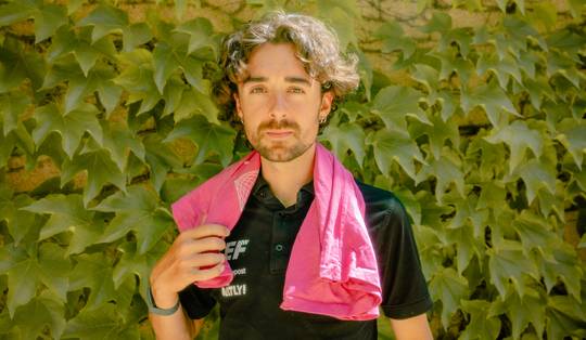 ‘Ik word een betere sporter van even uitblazen op een terras’: de zomertips van wielrenner Ben Healy