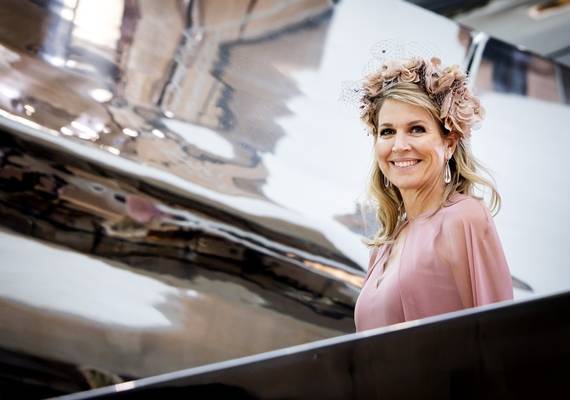 Koningin Máxima gaat voor vorstelijk in roze met een cape en bloemenkroon