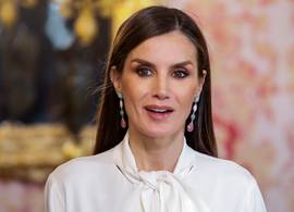 Koningin Letizia ziet er sprookjesachtig uit in poederroze rok
