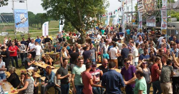 Echt podium en live muziek: Lulboompop komt deze zomer héél dicht bij festivalgevoel - BD.nl