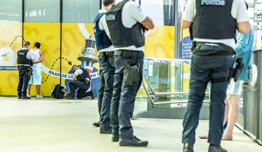 Waarom er deze zomer extra politie meereist op de kusttrein: ‘Vanaf 19 uur slaat de sfeer om’