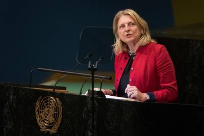 Oostenrijkse minister showt talenknobbel en speecht in zes talen