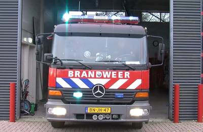 Landbouwvoertuig vat vlam op erf van boerderij in Poortvliet