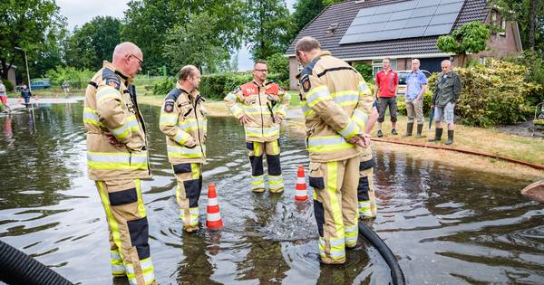 Laarzen en brandweerlieden: hoosbui zet straten Balkbrug blank - De Stentor