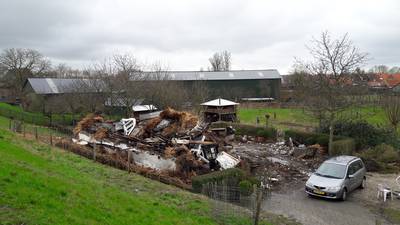 Boerderij in Maasbommel verwoest door brand, stroomstoring treft buurt