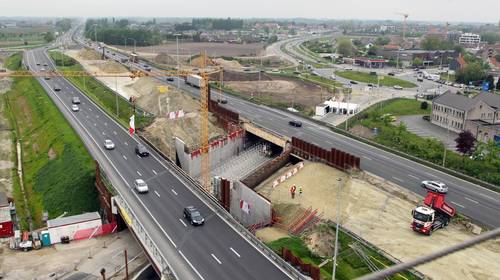 Splinternieuwe rotonde op afrittencomplex E40 moet er al weer uit
