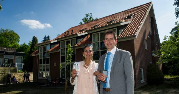 Geschorste directeur Schut wil zorggroep Saron terug