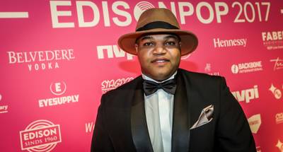 Zanger Brace verbreekt zijn verloving met Isabella