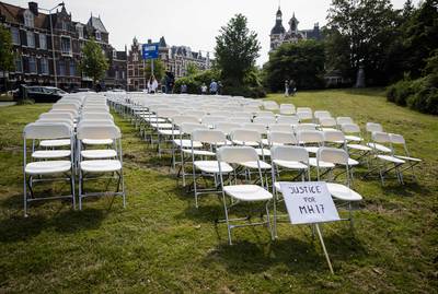298 lege stoelen voor Russische ambassade in MH17-protest