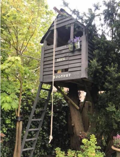 Oma in Valkenswaard moet honderden euro's betalen om boomhut in tuin te behouden