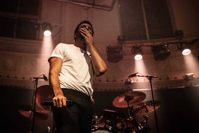 Dotan geroerd bij terugkeer op podium: ‘Blij dat ik en jullie er zijn’