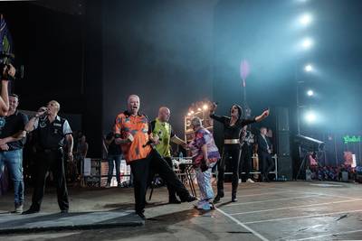 ‘Barney’ en Van Gerwen darten op de Zwarte Cross: ‘Houd die helm op!’