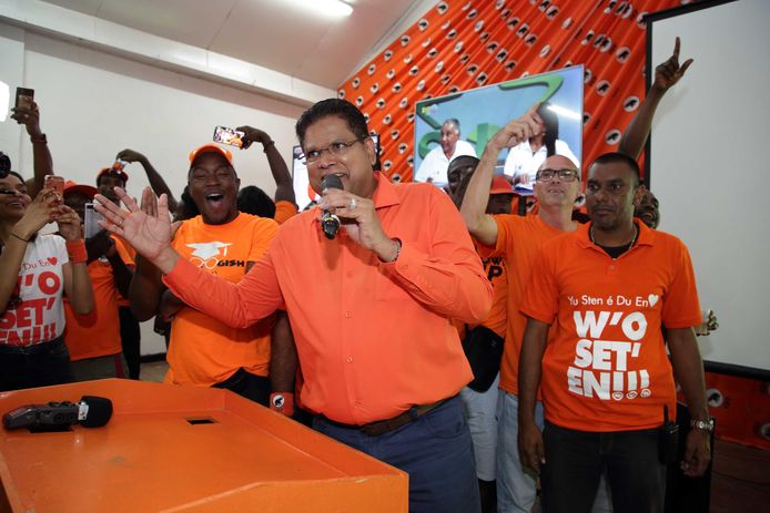 Oppositieleider Chan Santokhi van de VHP viert de zetelwinst in het partijcentrum in Paramaribo.