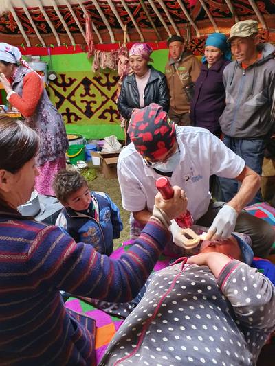 Nijmeegse tandarts Joost trekt kiezen op de steppe in Mongolië: ‘Ik zie vooruitgang’