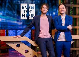 Kijkers lachen om vals zingende Woe en Van der Laan