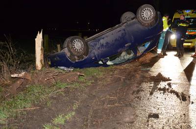 Auto slaat over de kop bij eenzijdig ongeval op de Bontekoeweg in Baak