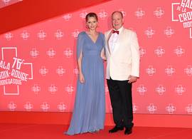 Prinses Charlene van Monaco in beeldig hemelsblauw voor het Rode Kruisgala