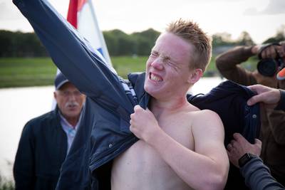 Overal pijn, maar Wessel (17) heeft monsterzwemtocht door Oude IJssel gehaald