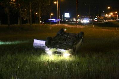 Auto belandt op de kop naast A12 bij Westervoort: drie gewonden
