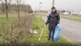 Alexander Hendrickx maakt kennis met booby trap van de berm