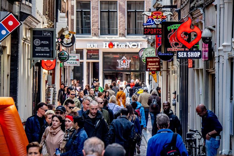Niet langer ‘koekeloeren bij de hoeren’ Amsterdam maakt eind aan rondleidingen langs ramen op