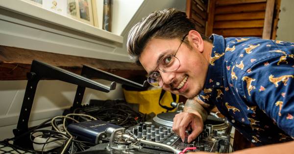 DJ Chimp draait in Liempde: 'Dansen en glijden op schuifplaatjes, lekker toch?'